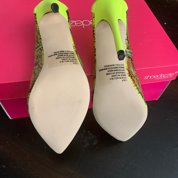 A Neon -Yellow unique pair of heels from Shoe Dazzle Size 8 - Picture 3 of 4